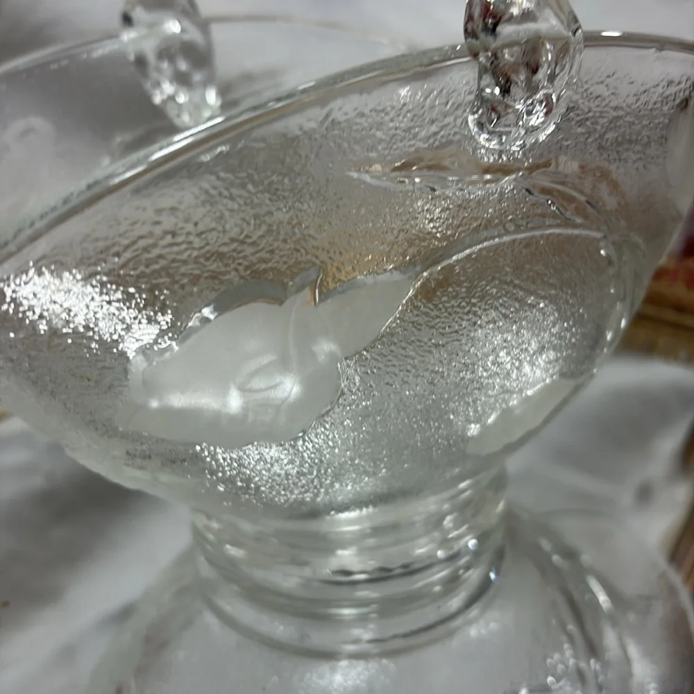 Vintage L.E Smith Oval Textured Glass Basket With Calla Lilys 8